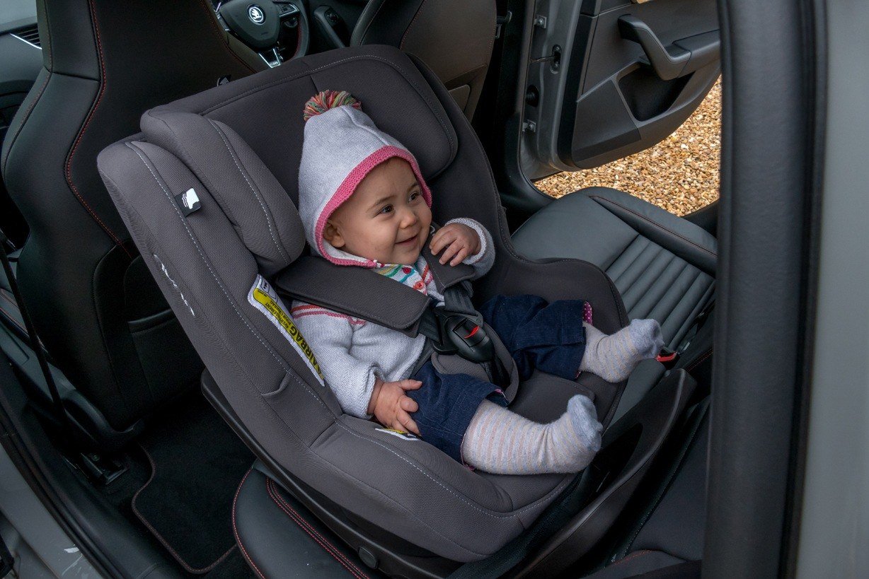 Baby seat in 3 door clearance car