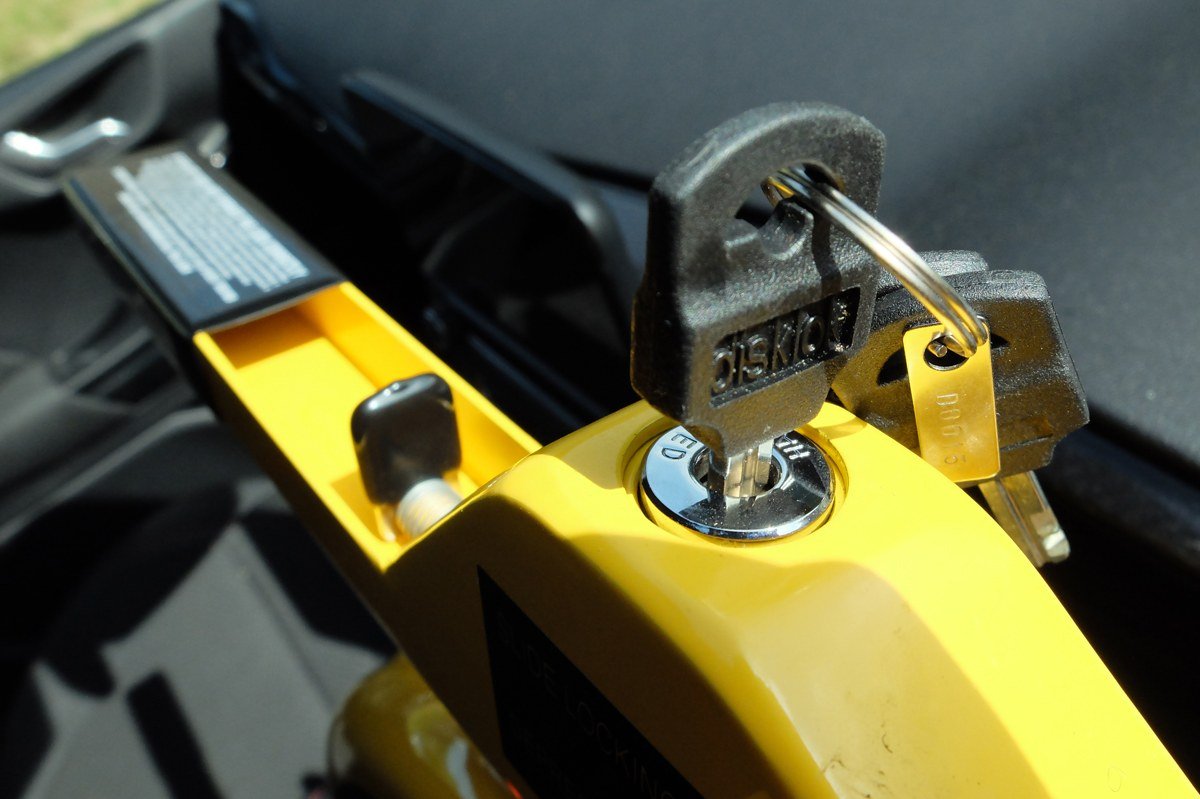 Disklok Security Medium 39-41cm Yellow Disklok Steering Wheel Anti Theft Lock